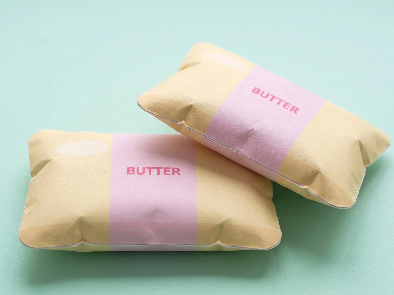 Как выглядит готовый сквиш масло butter из бумаги: два жёлтых брусочка с розовой обёрткой и надписью butter