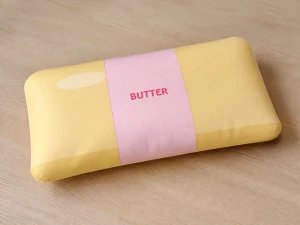 Фото большого сквиша масло butter из бумаги: жёлтый брусок с розовой обёрткой длиной 24 сантиметра