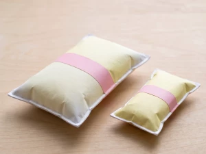 Большой и маленький сквиш из бумаги рядом: два бруска масла butter, распечатанные в разном масштабе