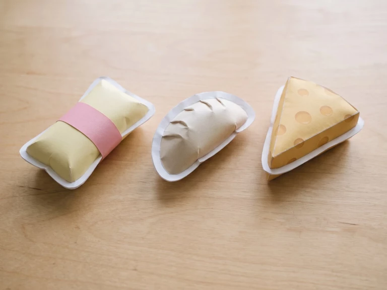Три самых популярных бумажных сквиша: масло butter, дамплинг и ломтик сыра