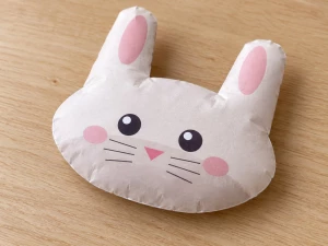 Сквиши зайчик из бумаги: готовая игрушка, склеенная по шаблону с листа A4